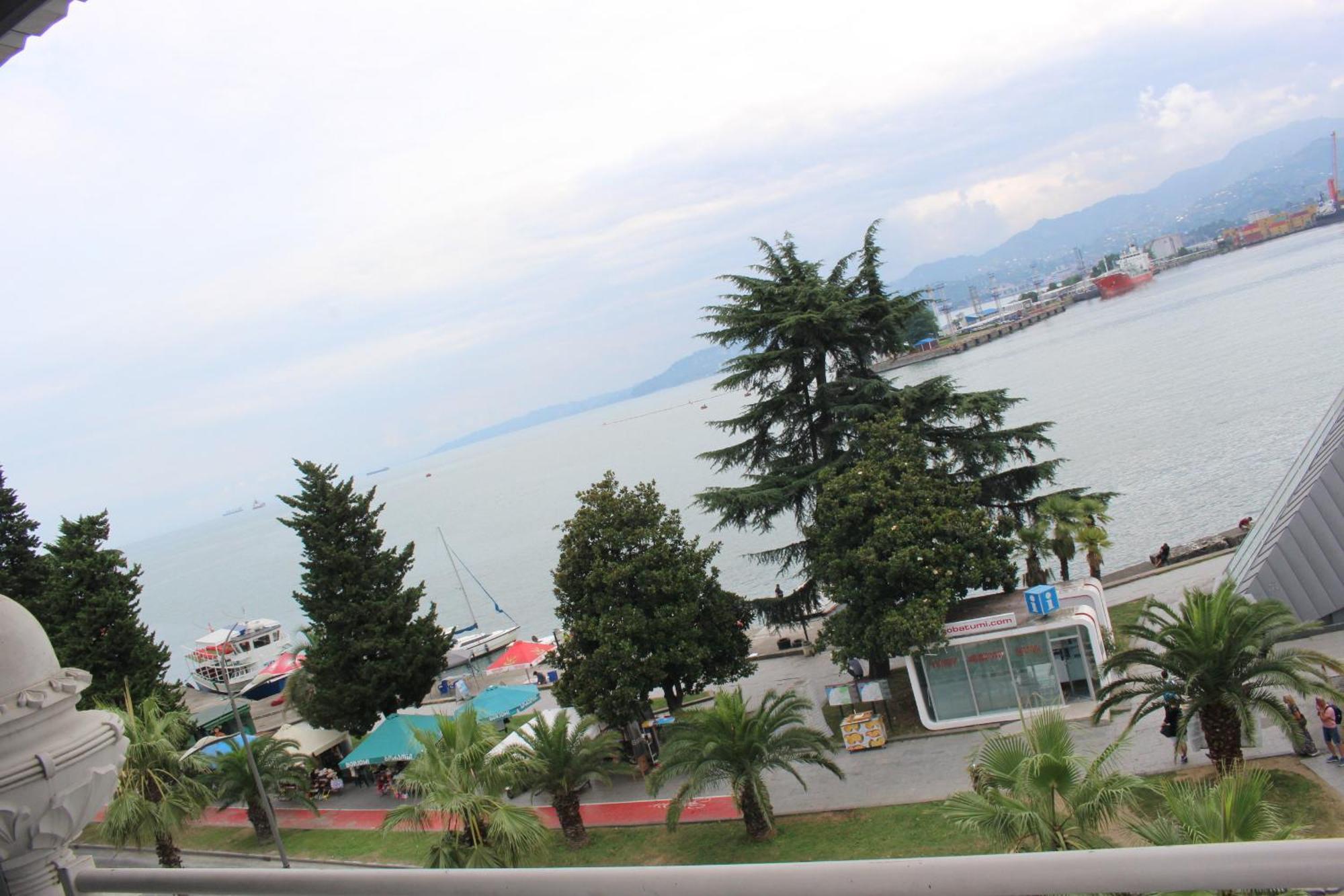 Boutique Hotel 32 Batumi Exteriör bild
