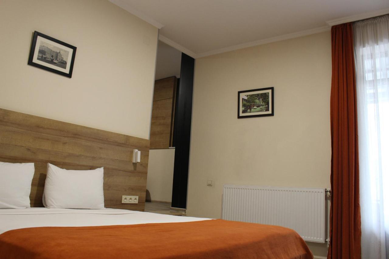 Boutique Hotel 32 Batumi Exteriör bild