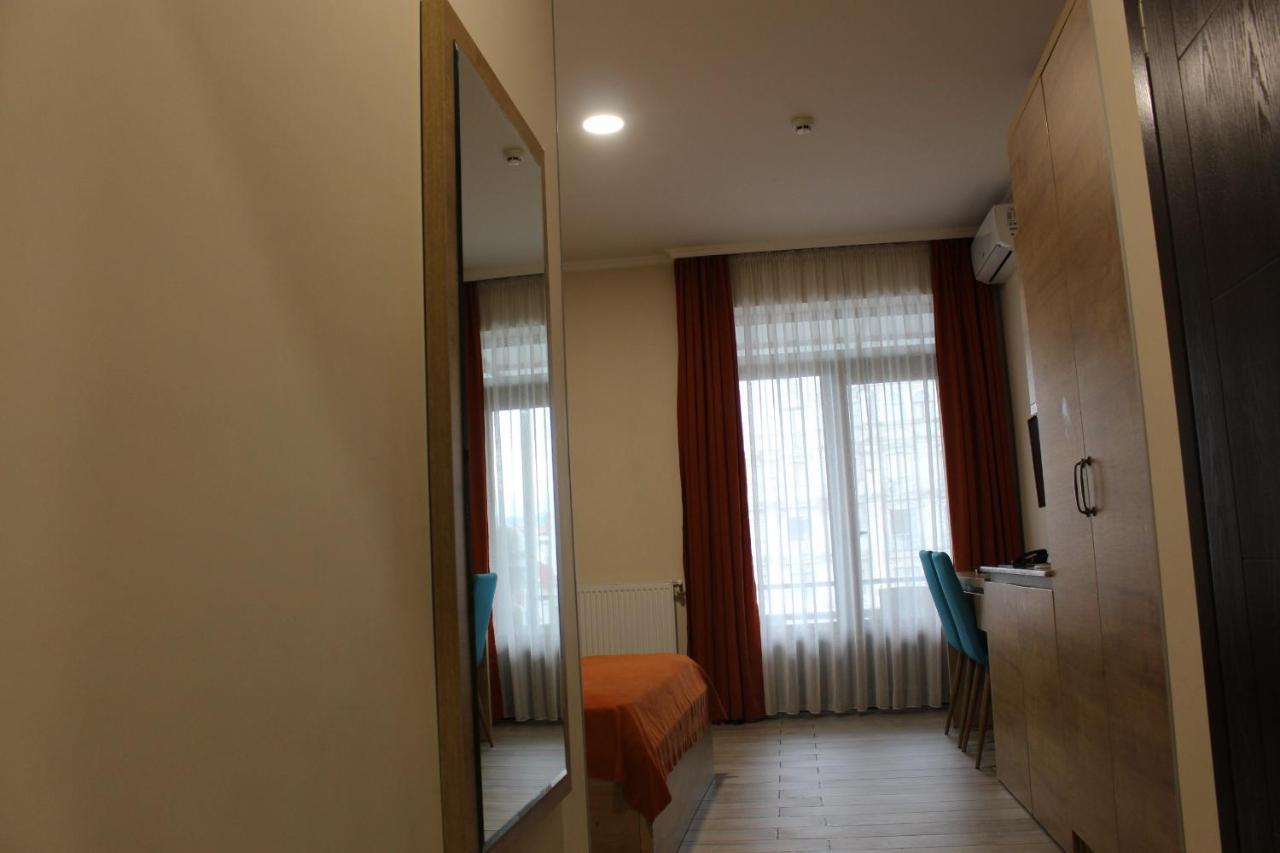 Boutique Hotel 32 Batumi Exteriör bild