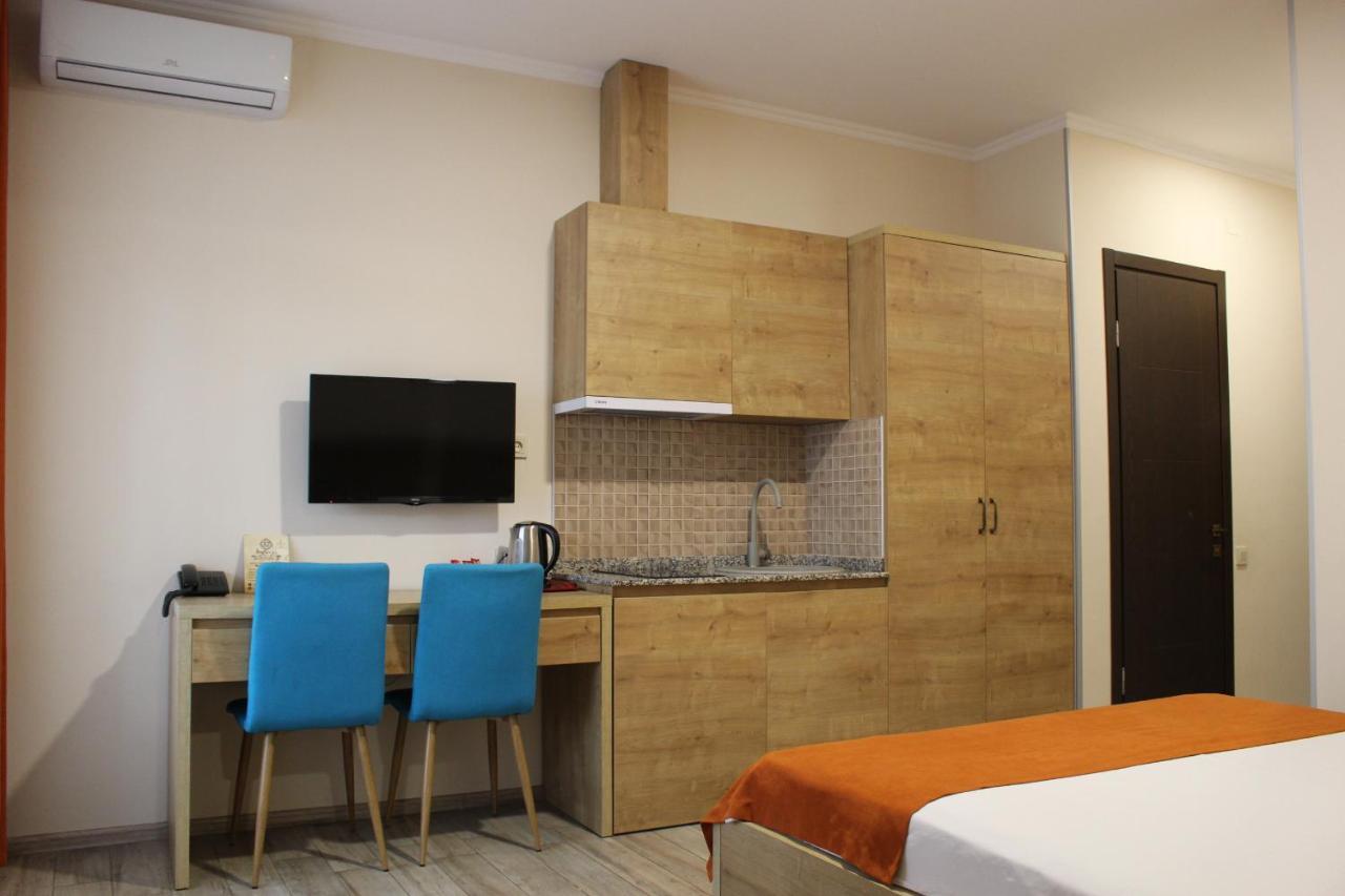 Boutique Hotel 32 Batumi Exteriör bild