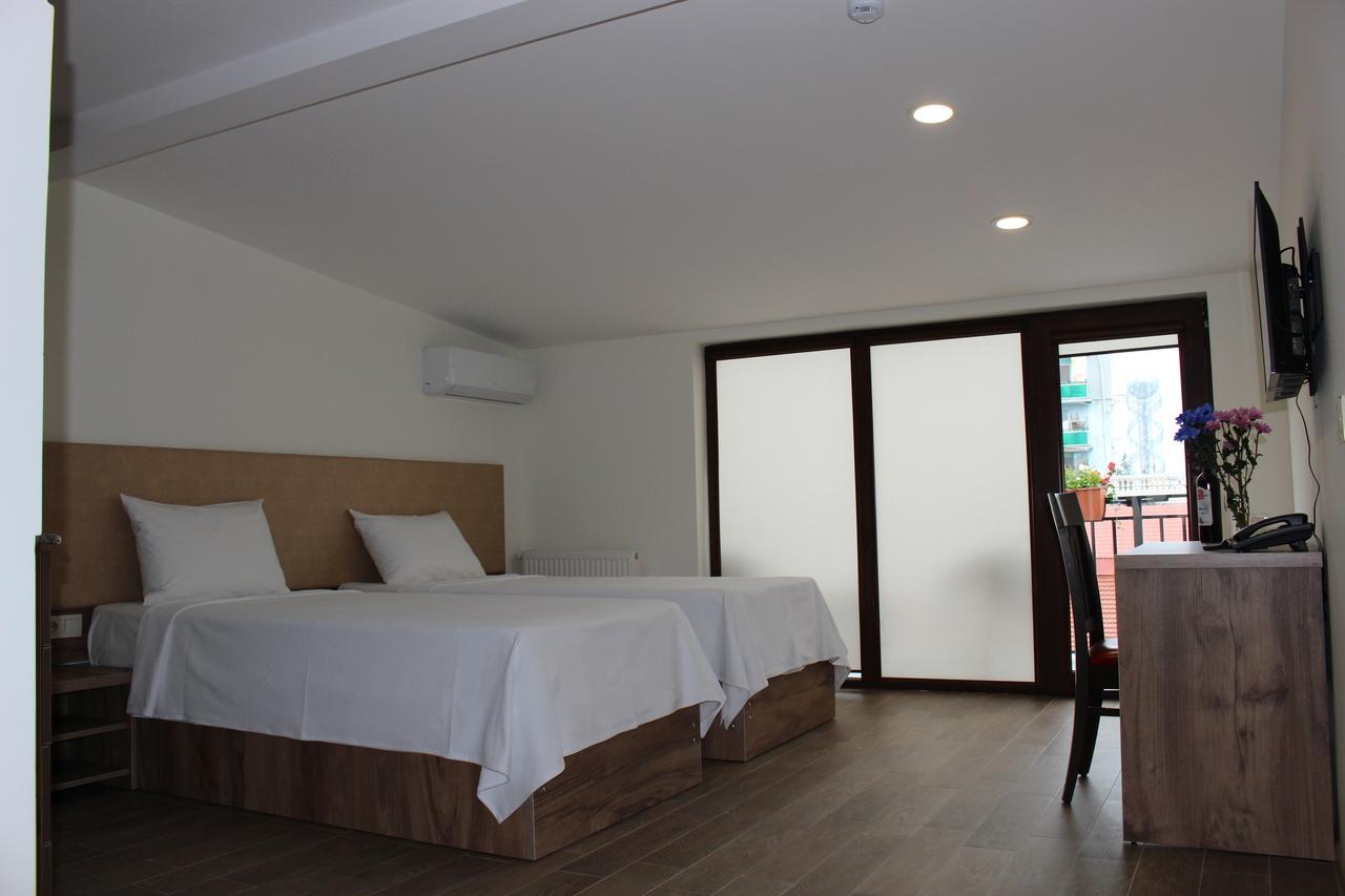 Boutique Hotel 32 Batumi Exteriör bild