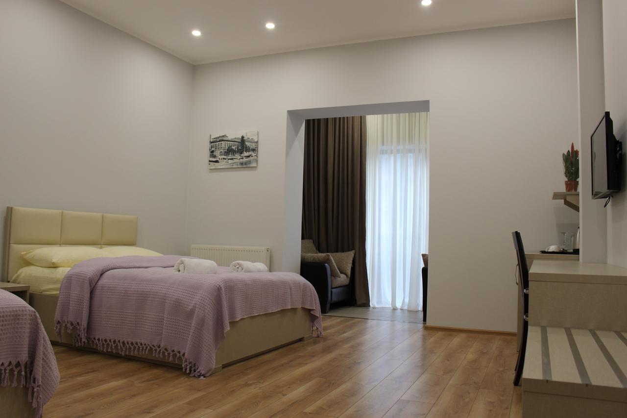 Boutique Hotel 32 Batumi Exteriör bild